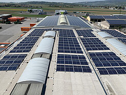 Sustainable use of the roof area at the Gebrüder Weiss location in Pöchlarn. (Source: Gebrüder Weiss)