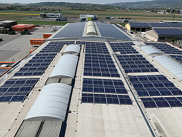Sustainable use of the roof area at the Gebrüder Weiss location in Pöchlarn. (Source: Gebrüder Weiss)